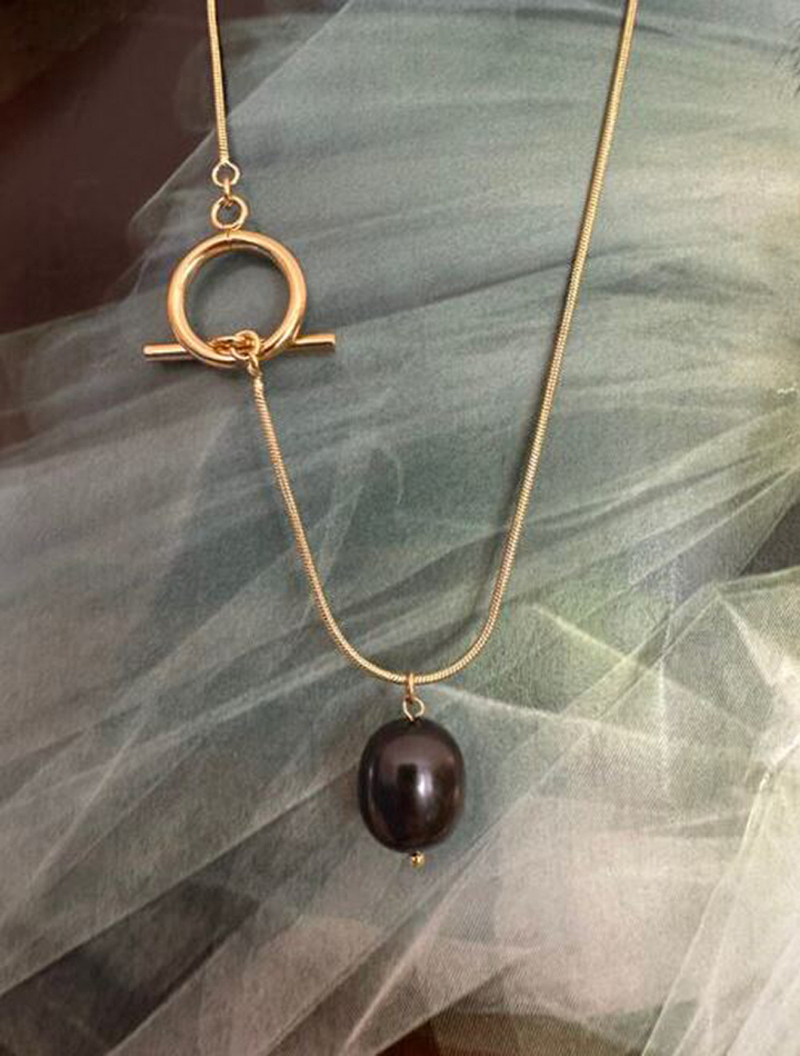 Vergulde snake ketting met grote parel Ellen Beekmans