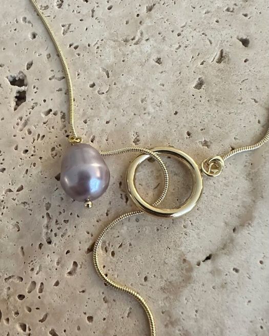 Vergulde snake ketting met grot parel Ellen Beekmans