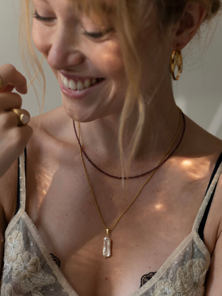 Ketting met grote zoetwaterparel Ellen Beekmans 