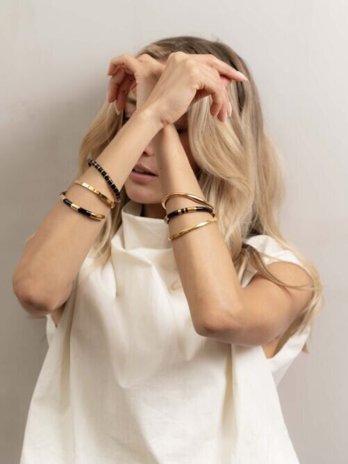 Vergulde bangle met zwarte emaille Ellen Beekmans