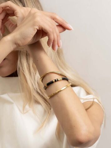 Vergulde bangle met zwarte emaille Ellen Beekmans 