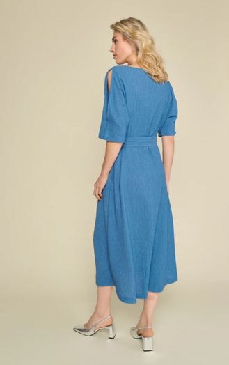 Lange blauwe jurk met structuur en open schouders Marie Mero