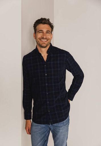 Donkerblauw geruit hemd in ribfluweel (regular fit) met lange mouwen State Of Art
