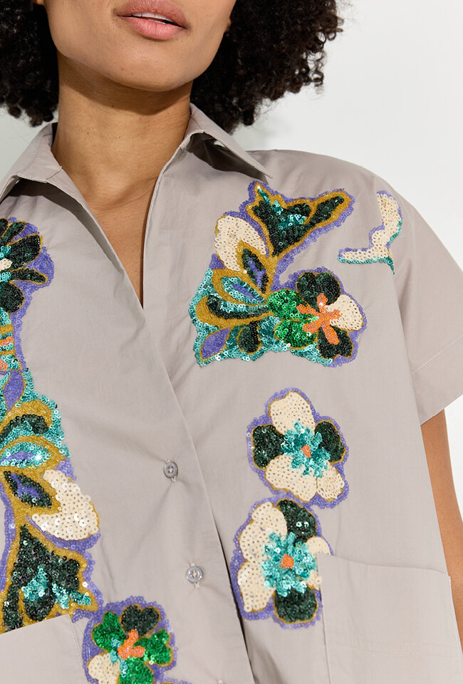 Grijze bloes met bloemenprint in pailetten Psophia