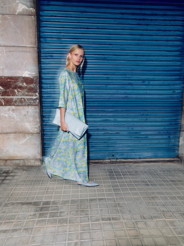 Blauwe lange wijde jurk met bloemenprint Francine Nathalie Vleeschouwer 