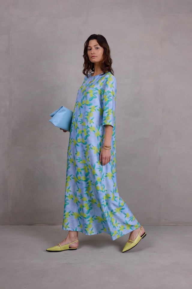 Blauwe lange wijde jurk met bloemenprint Francine Nathalie Vleeschouwer 