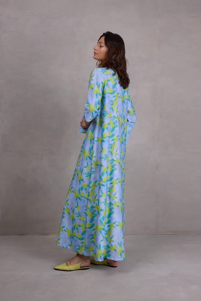 Blauwe lange wijde jurk met bloemenprint Francine Nathalie Vleeschouwer 