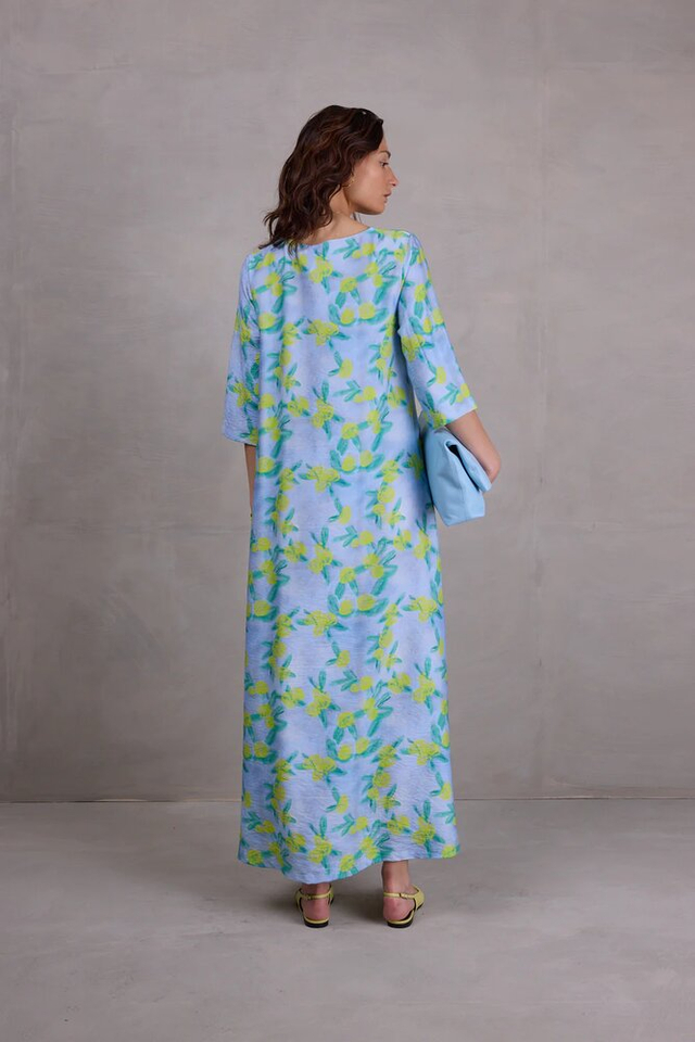 Blauwe lange wijde jurk met bloemenprint Francine Nathalie Vleeschouwer 