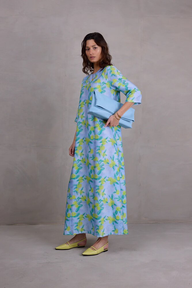 Blauwe lange wijde jurk met bloemenprint Francine Nathalie Vleeschouwer 