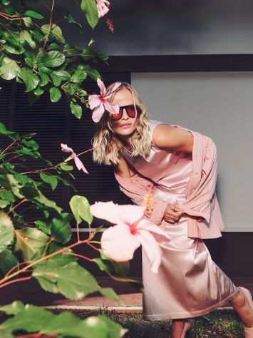 Roze glanzende jurk Fazil Nathalie Vleeschouwer 