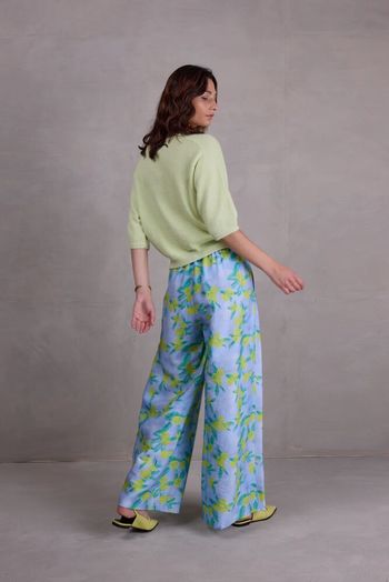 Lichtblauwe wijde broek met bloemenprint Freddy 