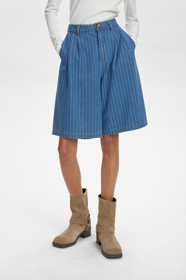 Blauwe oversized jeansshort met krijtstreep Nulucie Numph 