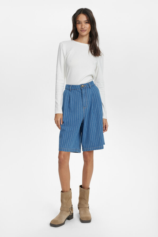 Blauwe oversized jeansshort met krijtstreep Nulucie Numph 