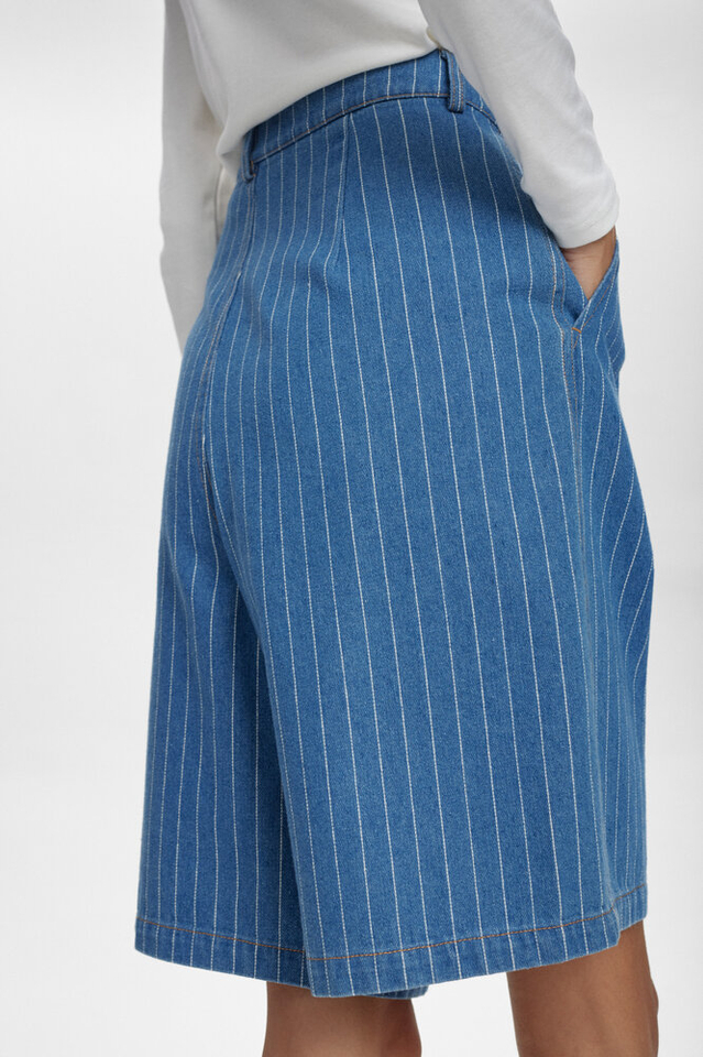 Blauwe oversized jeansshort met krijtstreep Nulucie Numph 