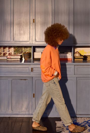 Oranje kleurige oversized sweater met opschrift op de achterkant Sky Paradise Liv Bergen