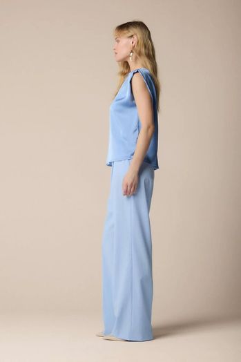 Blauwkleurige mouwloze blouse met goudkleurige detailrand Kostanza Kocca