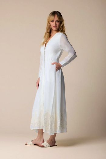Witte lange hemdjurk met knoopjes en V-hals Judith Kocca