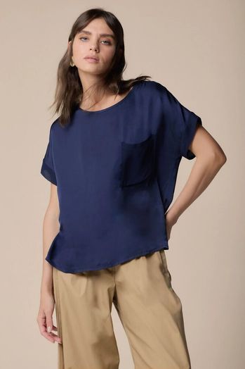 Donkerblauwe glanzende blouse met korte mouwen Hakilly Kocca