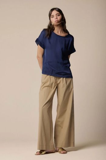 Donkerblauwe glanzende blouse met korte mouwen Hakilly Kocca