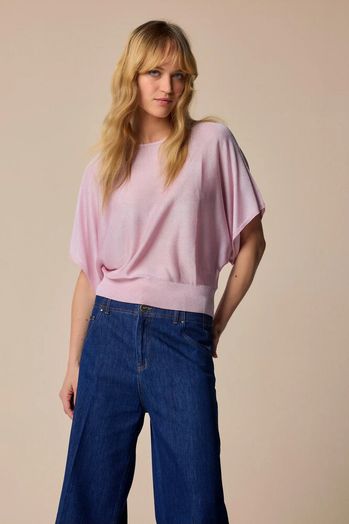 Lichtroze glanzende pull met boothals en vlindermouwen Karla Kocca