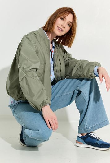 Kaki bomberjacket in parachutestof Joan Beaumont