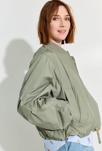 Kaki bomberjacket in parachutestof Joan Beaumont