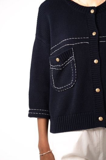 Donkerblauwe katoenen cardigan met witte stikking en gouden knopen Charli Jeff