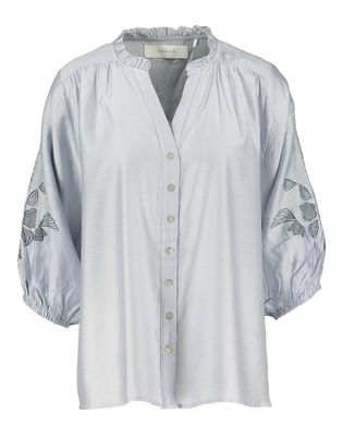 Nukus Lichtblauwe blouse met detail op de mouwen Tina