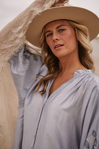 Lichtblauwe blouse met detail op de mouwen Tina Nukus
