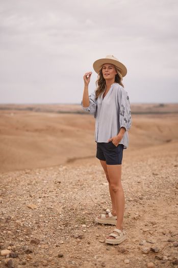 Lichtblauwe blouse met detail op de mouwen Tina Nukus