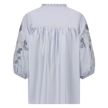 Lichtblauwe blouse met detail op de mouwen Tina Nukus
