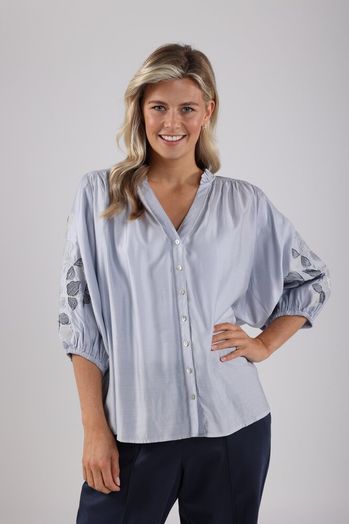Lichtblauwe blouse met detail op de mouwen Tina Nukus