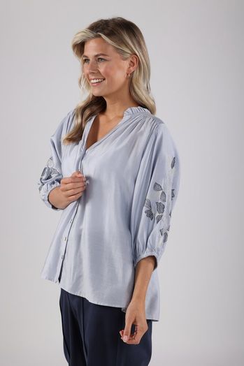Lichtblauwe blouse met detail op de mouwen Tina Nukus
