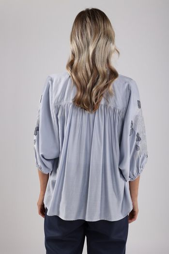 Lichtblauwe blouse met detail op de mouwen Tina Nukus