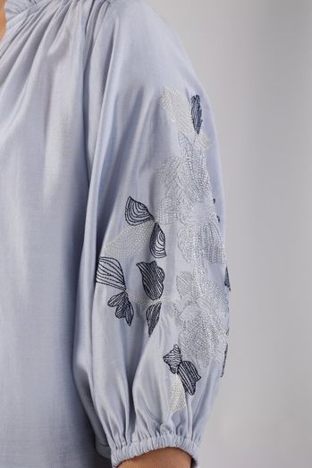Lichtblauwe blouse met detail op de mouwen Tina Nukus