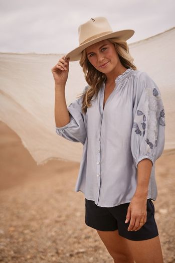 Lichtblauwe blouse met detail op de mouwen Tina Nukus