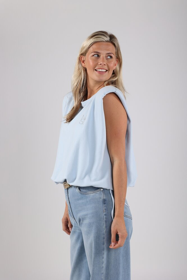 Blauwe mouwloze sweater met strop onderaan  Babette Nukus 