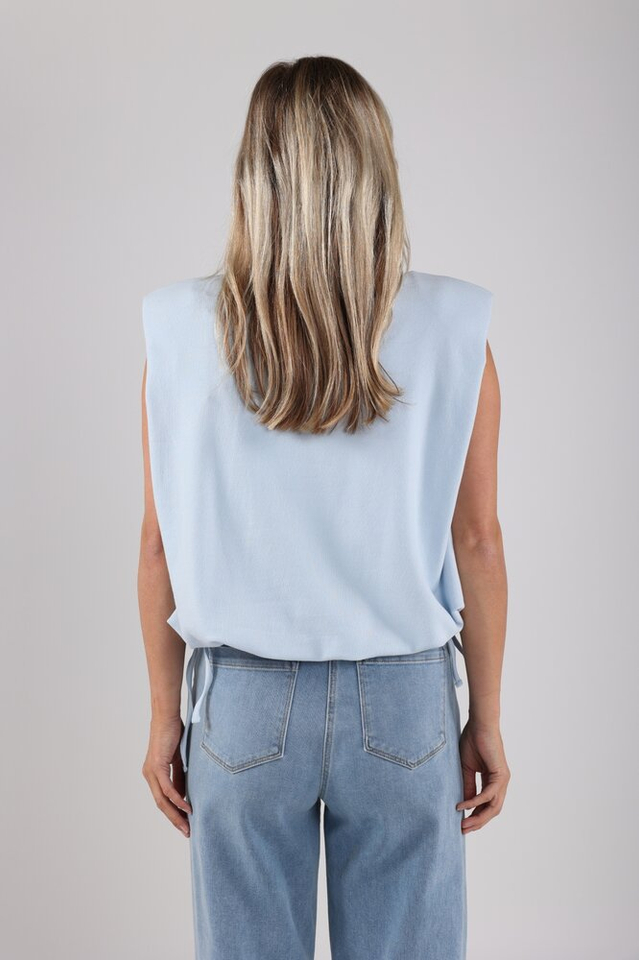 Blauwe mouwloze sweater met strop onderaan  Babette Nukus 