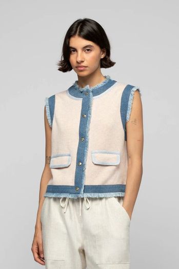 Beige mouwloze gilet met jeansblauwe details Gadelie Max & Moi
