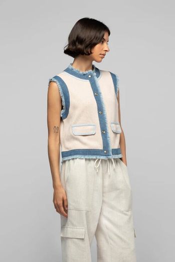 Beige mouwloze gilet met jeansblauwe details Gadelie Max & Moi