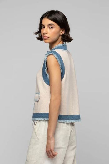 Beige mouwloze gilet met jeansblauwe details Gadelie Max & Moi