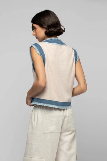 Beige mouwloze gilet met jeansblauwe details Gadelie Max & Moi