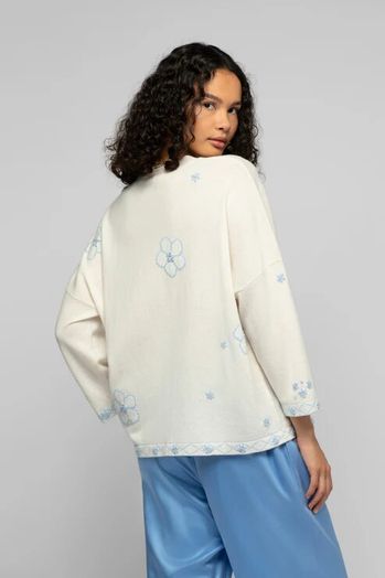 Ecru pull met lichtblauw bloemenmotief Palia Max & Moi