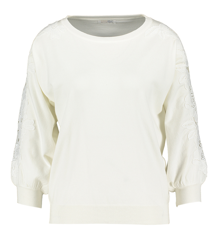 Witte trui met wit kanten detail op de mouw Dewi Atmos