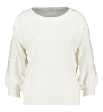 Witte trui met wit kanten detail op de mouw Dewi Atmos