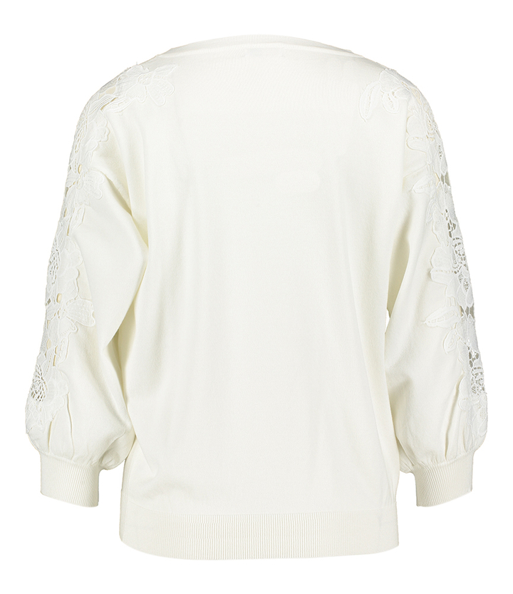 Witte trui met wit kanten detail op de mouw Dewi Atmos