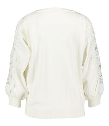 Witte trui met wit kanten detail op de mouw Dewi Atmos