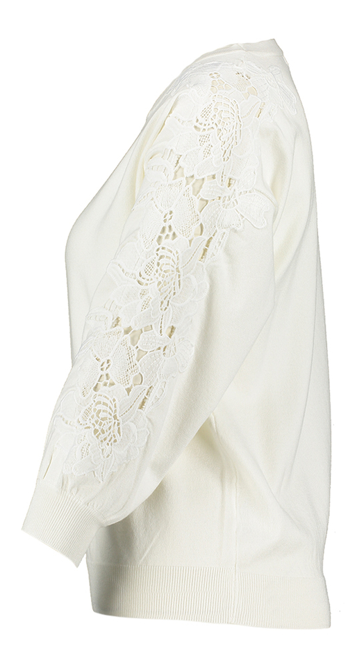 Witte trui met wit kanten detail op de mouw Dewi Atmos