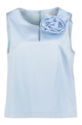 Lichtblauwe top met broche Famo Senso