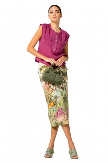 Fushia mouwloze bloes met gouden knopen Caroline Biss